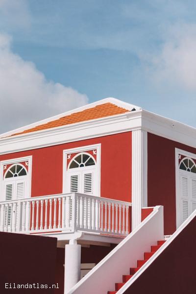 Kenmerkende Arubaanse bouwstijl.