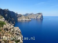 De rotskust van Mallorca. eiland Ibiza. (Kyle Taylor )