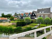 De kenmerkende gekleurde huisjes van Marken. eiland Marken.