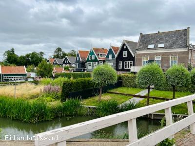 De kenmerkende gekleurde huisjes van Marken.