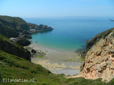 De rotsachtige kust van het eiland Sark